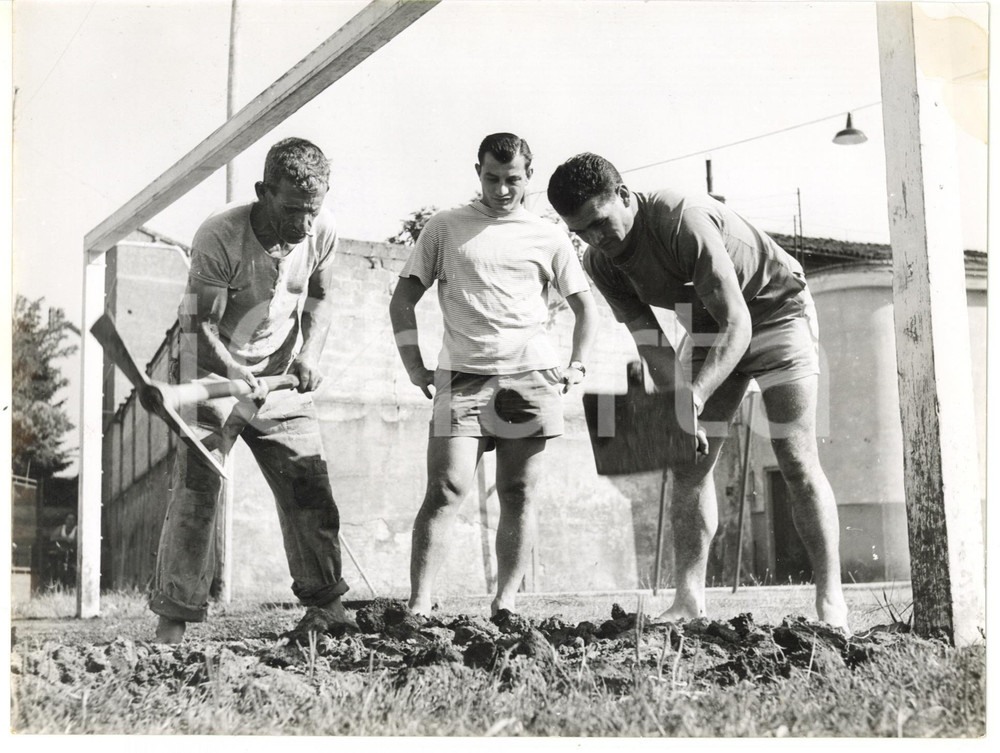 Fotografia d epoca originale 1955 NOVI LIGURE CALCIO SAMPDORIA Antonio PIN zappa con Gaudenzio BERNASCONI 1