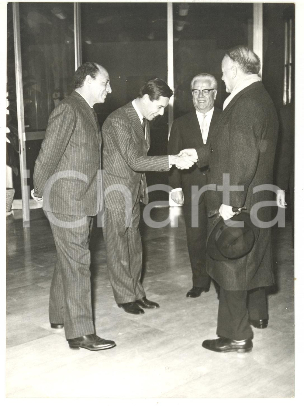 Fotografia d epoca originale 1962 TORINO Sergio PININFARINA riceve John GUTHRIE WARD Foto 13x18 cm 1