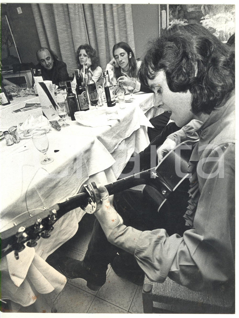 1972 ROMA Musicista DONOVAN si esibisce a cena *Fotografie 18x24 cm