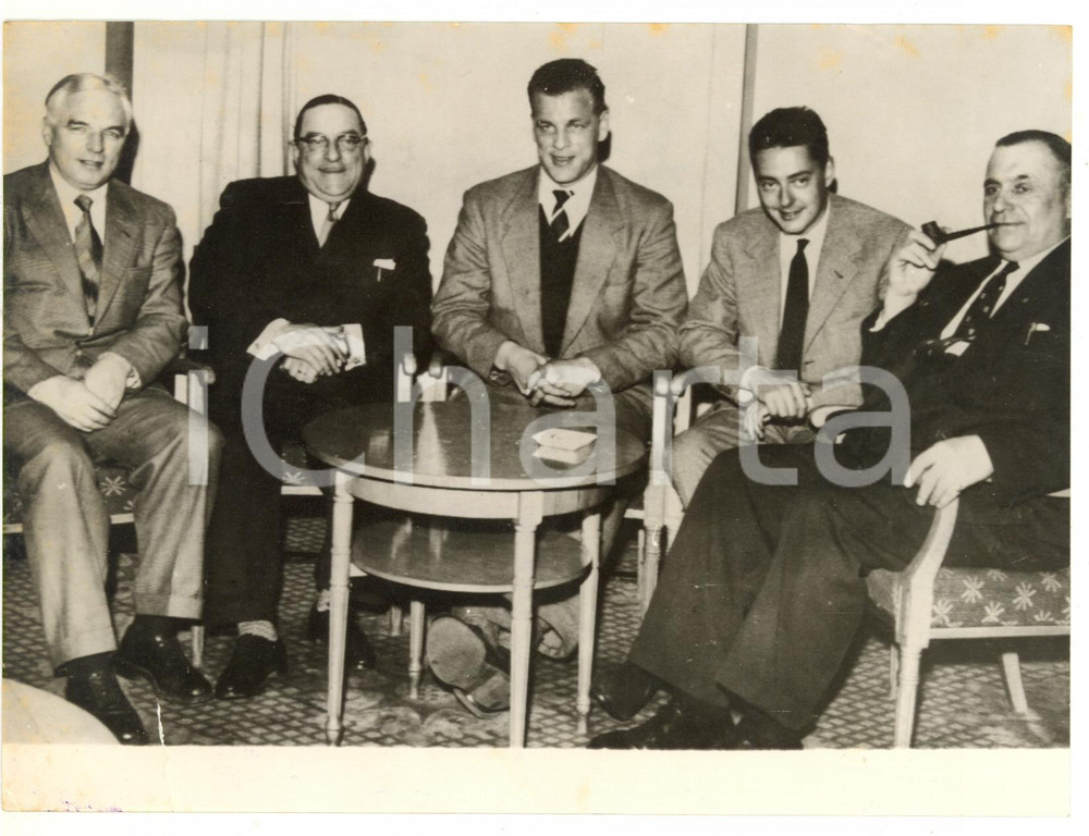 Fotografia d epoca originale 1957 CALCIO LEEDS  JUVENTUS John CHARLES con Umberto AGNELLI Foto danneggiata 1