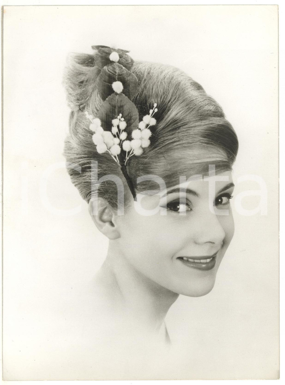 1960 MODA - PARIS Modella con acconciatura floreale di Antoine SALVADOR *Foto