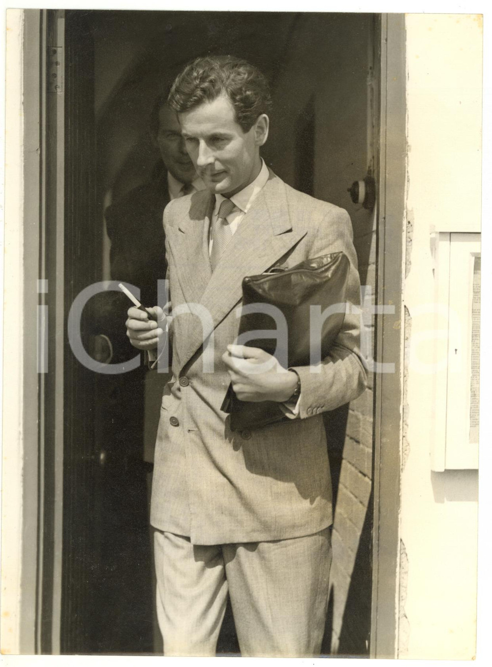 Fotografia d epoca originale 1953 LONDON Peter TOWNSEND smoking a cigarette at his arrival Photo 1