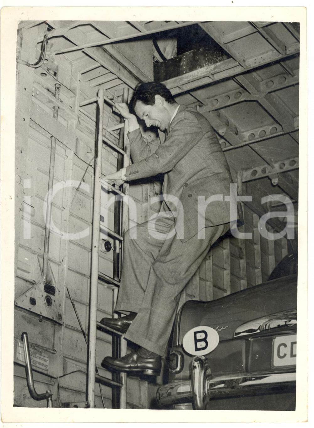 Fotografia d epoca originale 1953 FARNBOROUGH Peter TOWNSEND climbing down from the cabin of the aircraft 1