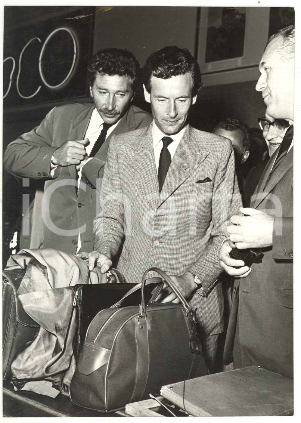 Fotografia d epoca originale 1958 ROMA Peter TOWNSEND fa scalo in aeroporto Foto 13x18 1