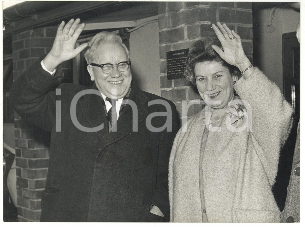 Fotografia d epoca originale 1961 LONDON AIRPORT Herbert MORRISON and his wife leaving for India Photo 20x15 1