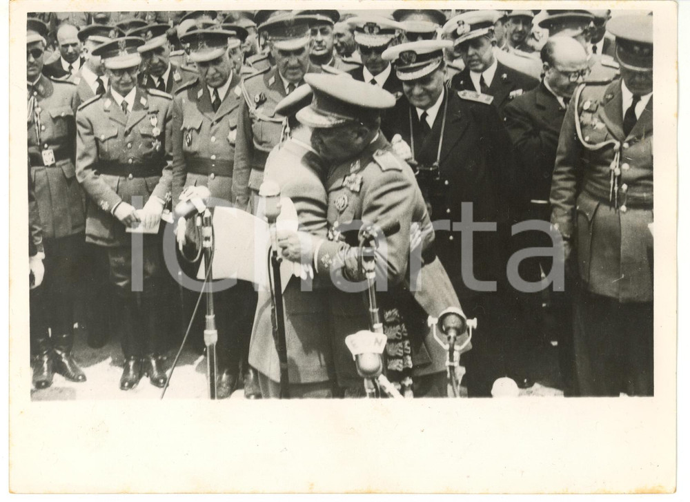 Fotografia d epoca originale 1953 MADRID Francisco CRAVEIRO LOPES in state visit embracing Francisco FRANCO 1