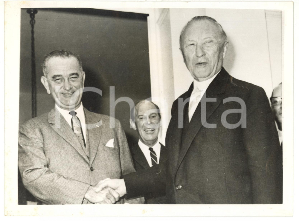 Fotografia d epoca originale 1961 BONN Konrad ADENAUER and Lyndon JOHNSON shaking hands Photo 20x15 1