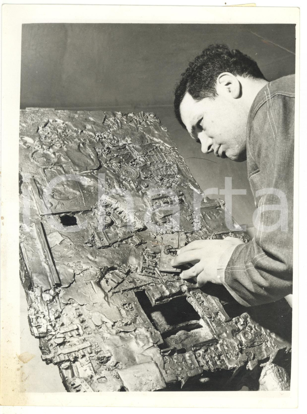 1961 TURIN International Labour Exhibition - Eduardo PALLUZZI finishing his work