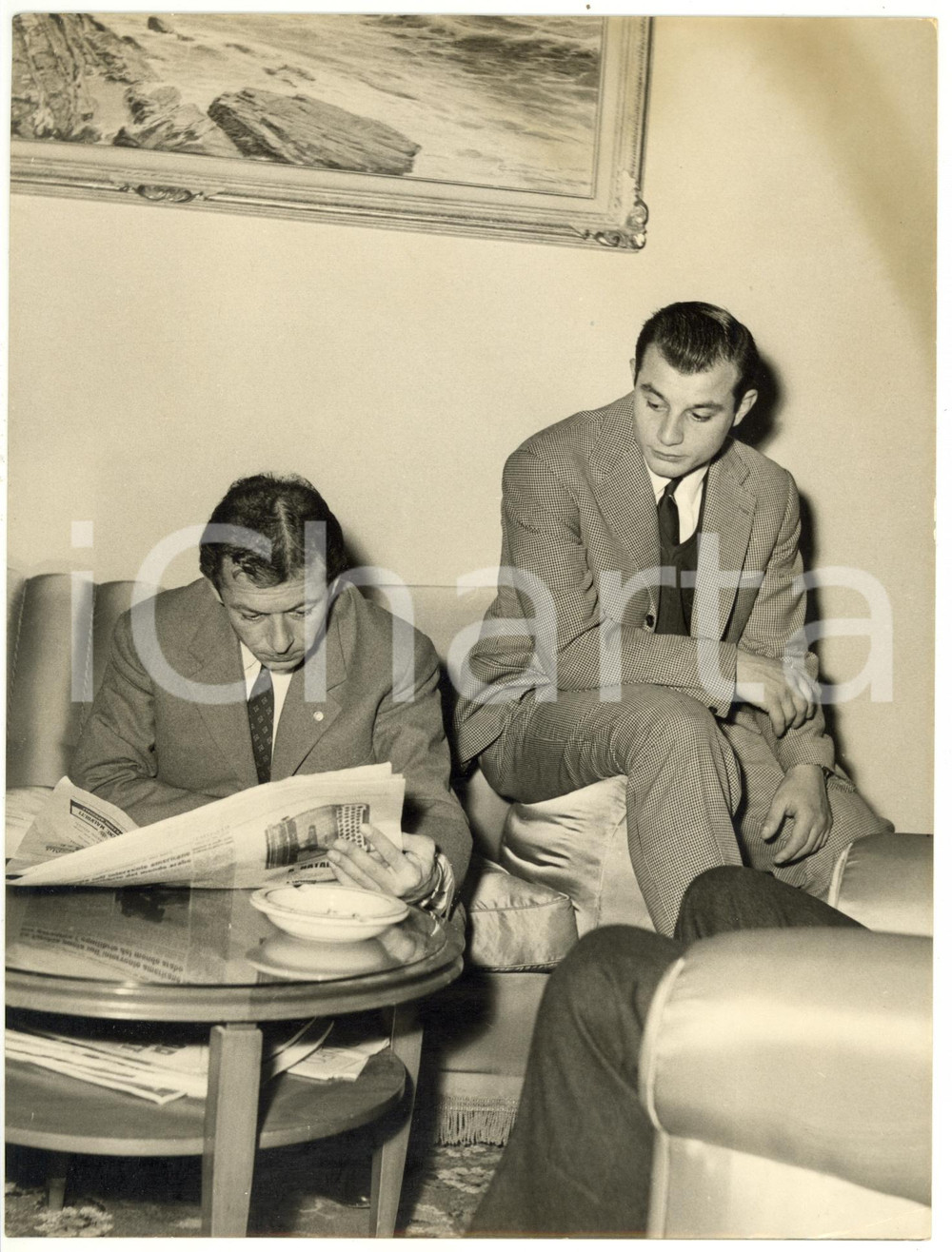 1956 BERGAMO Ritiro NAZIONALE CALCIO - Gaudenzio BERNASCONI legge il giornale