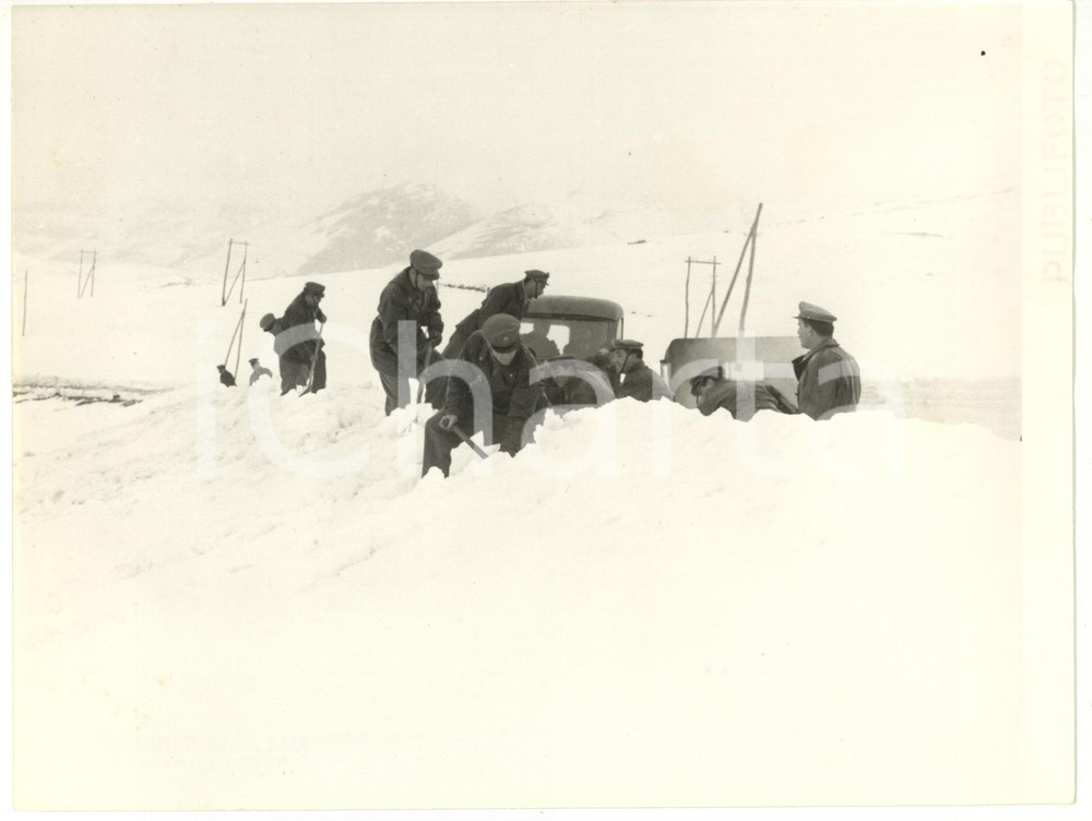 Fotografia d epoca originale 1954 L AQUILA Polizia stradale spala la neve dalle strade Foto 24x18 cm 1