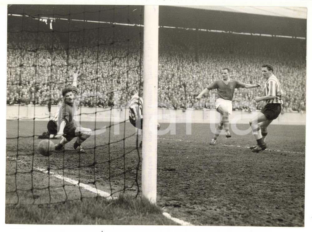 1957 LEEDS UNITED - SUNDERLAND 3-1 - John CHARLES scoring the first goal *Photo