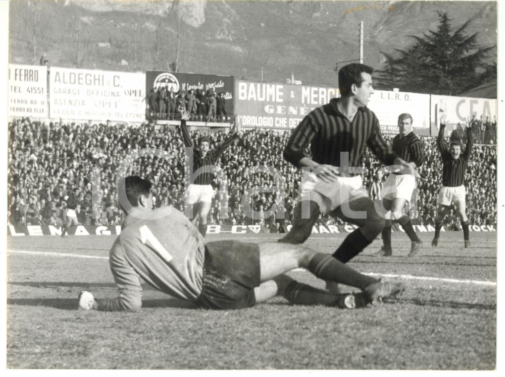1952 LECCO - MILAN 2-2 - CALCIO Una fase della partita - Gol del MILAN *Foto