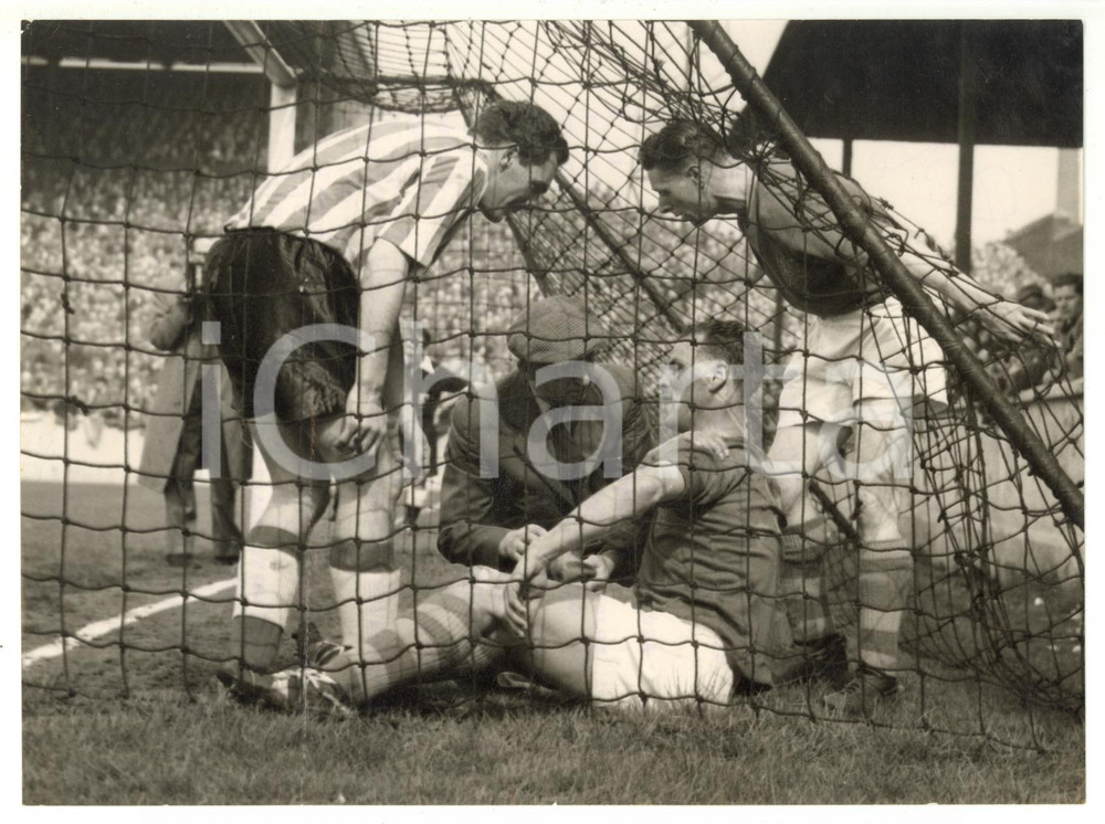 1957 LEEDS UNITED-SUNDERLAND 3-1 - John CHARLES holding his shoulder *Photo