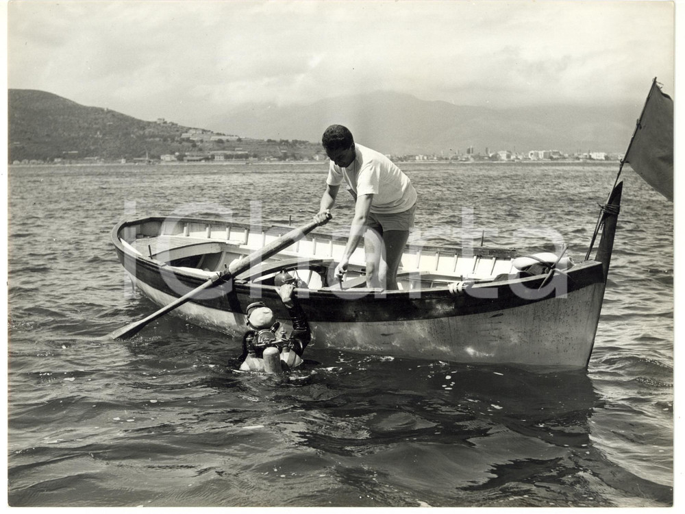 1957 ALASSIO Sommozzatore con muta subacquea PIRELLI rientra in barca *Foto