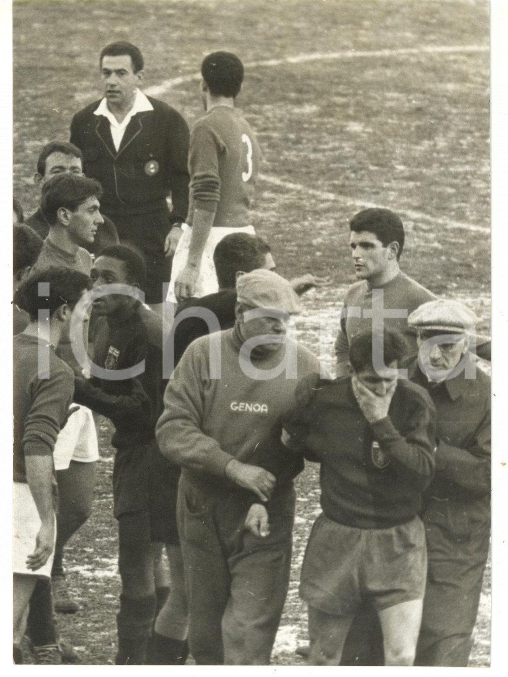 1960 ca BOLOGNA CALCIO - GENOA Mario PANTALEONI copre viso dopo pugno ricevuto
