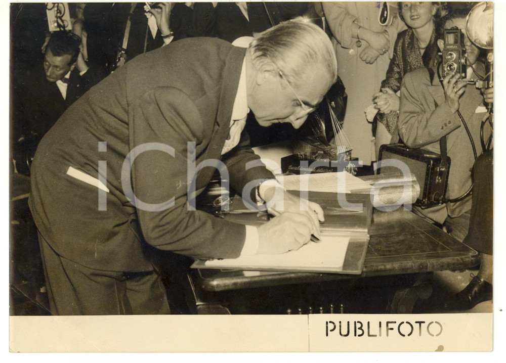 1955 ca CALCIO SocietÃ  Internazionale Sport - Firma contratto *Foto DA STUDIARE Fotografia d'epoca. CONDIZIONI: POOR (alone diffuso; piegatura all'angolo inferiore sinistro; sovraimpressione circolare)FORMATO: 18x13 cm     originale e autentica 1