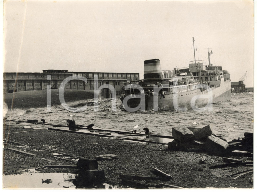 1965 ca PORTO DI GENOVA Petroliera ATLANTIC LORD durante mareggiata *Foto 24x18