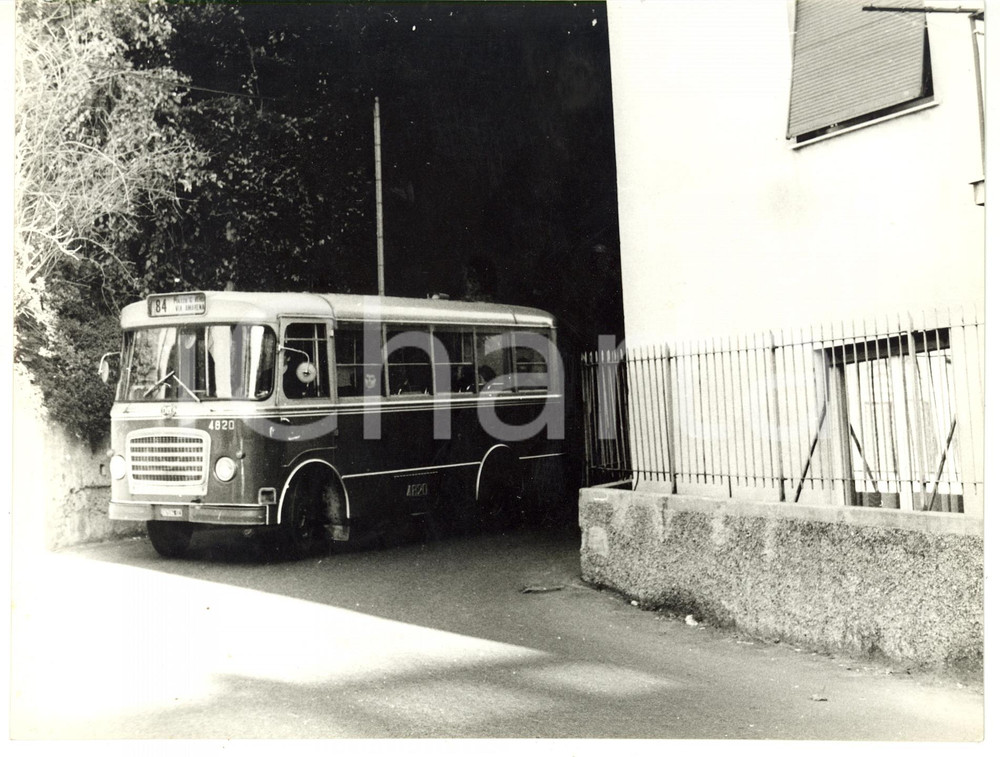 1965 ca GENOVA Via Giovanni Amarena - Passaggio autobus 84 *Fotografia 24x18