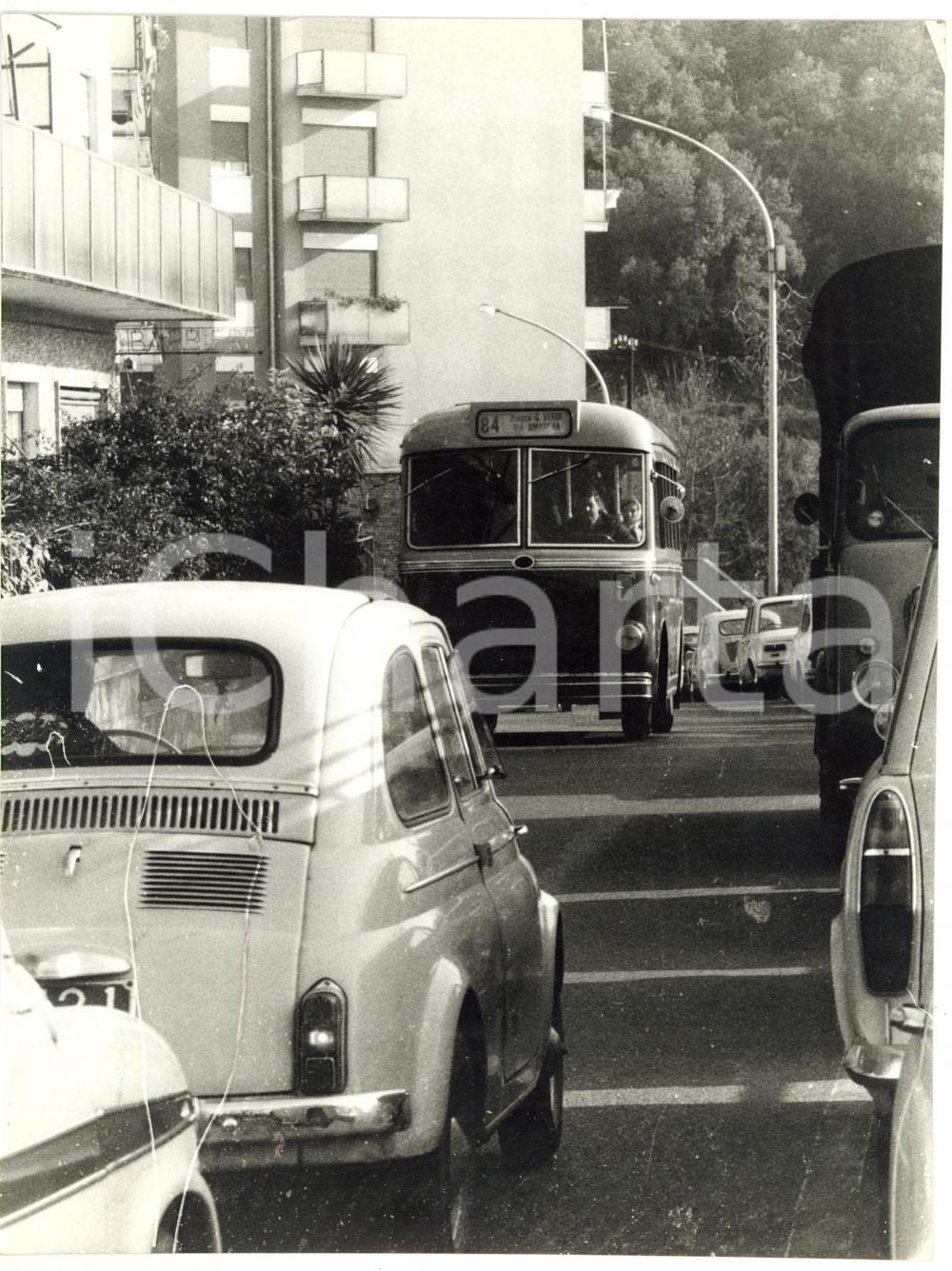 1965 ca GENOVA Via Giovanni Amarena - Passaggio autobus 84 - Fotografia 18x24