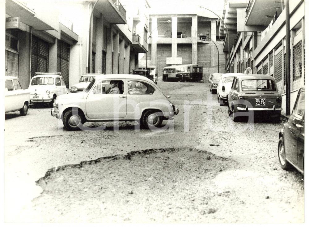 1965 ca GENOVA Via Vesuvio - Passaggio FIAT 600 su strada dissestata *Foto 24x18