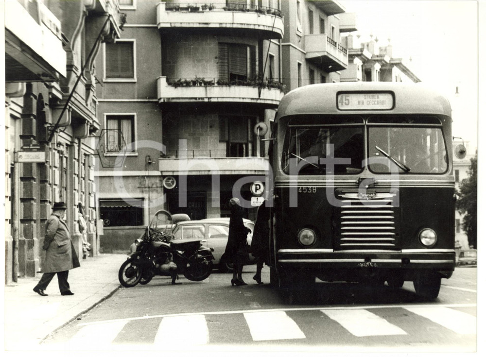 1965 ca GENOVA Via San Martino - Arrivo autobus 45 *Fotografia 24x18