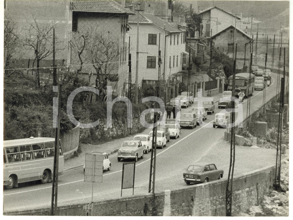 1965 ca GENOVA Via Giro del Fullo - Veduta della strada trafficata *Foto 24x18
