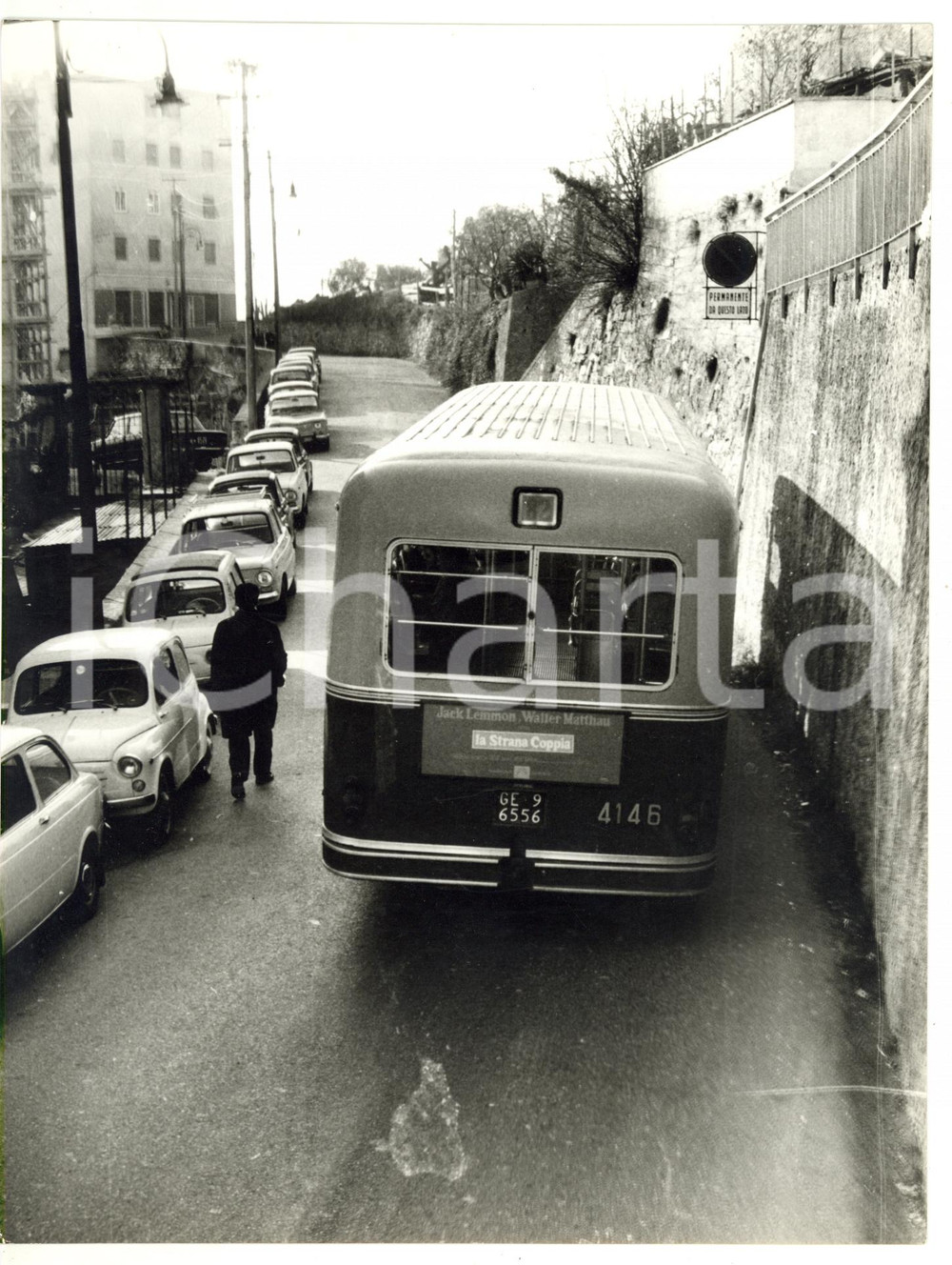 1965 ca GENOVA Via Daneo - Autobus con pubblicità film "La strana coppia" *Foto