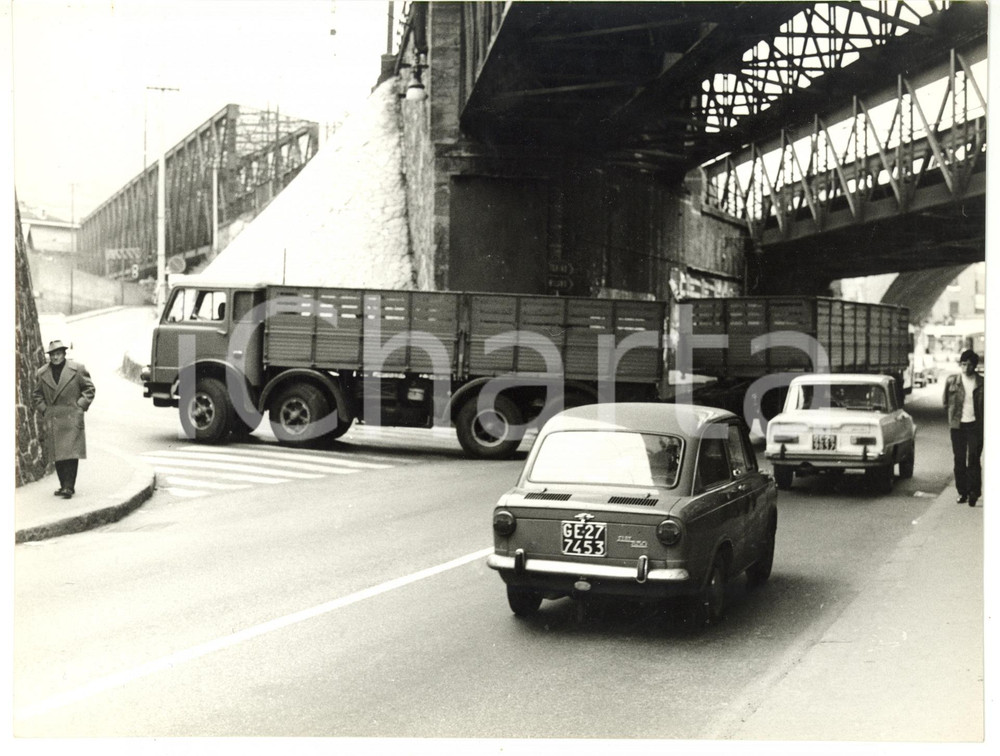 1965 ca GENOVA - RIVAROLO Automobili lungo via Al Ponte Polcevera *Foto VINTAGE