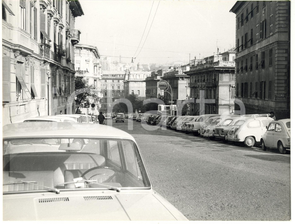 1965 ca GENOVA Auto parcheggiate lungo la strada - Pubblicità SHELL *Foto 24x18