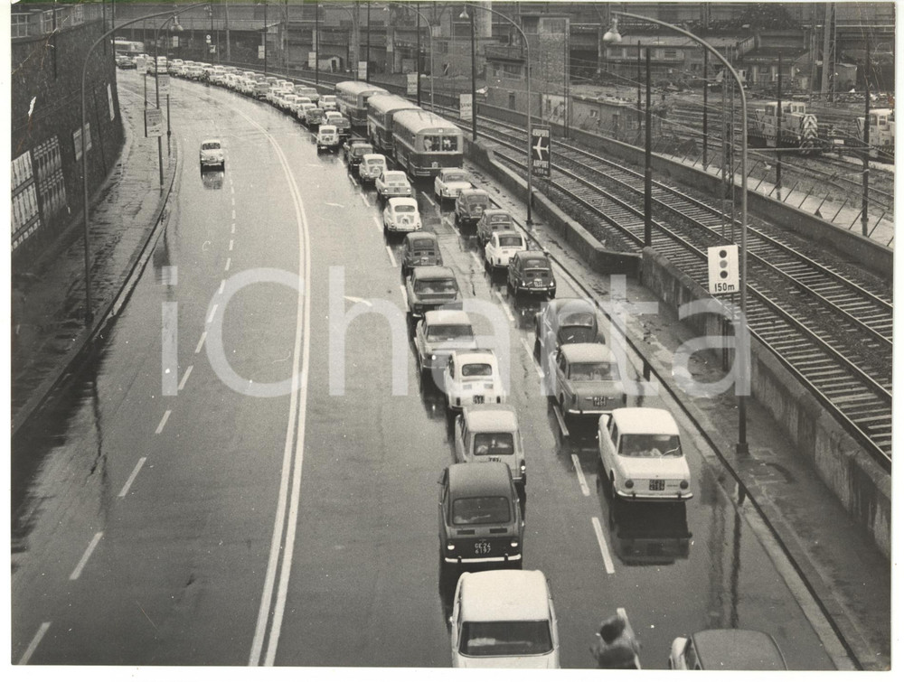 1965 ca GENOVA Veduta cittadina presso stazione ferroviaria *Foto ARTISTICA
