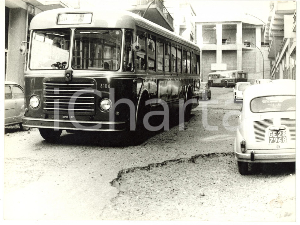 1965 ca GENOVA Via Vesuvio - Passaggio autobus 35 su strada dissestata *Foto