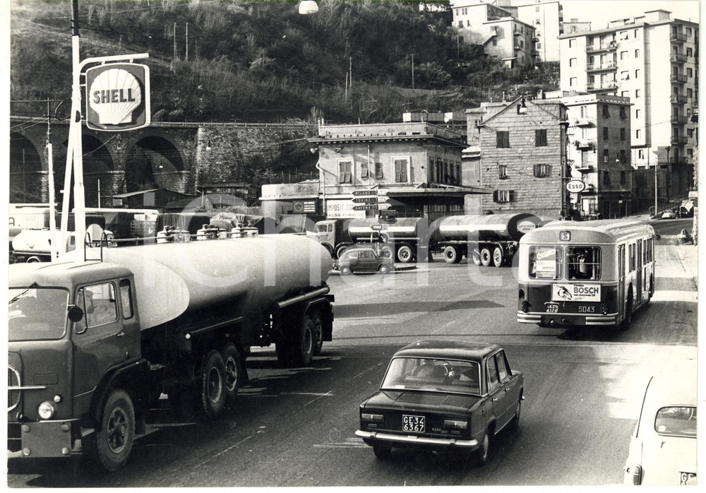 1965 ca GENOVA Strada trafficata con distributore benzina SHELL *Foto 24x18