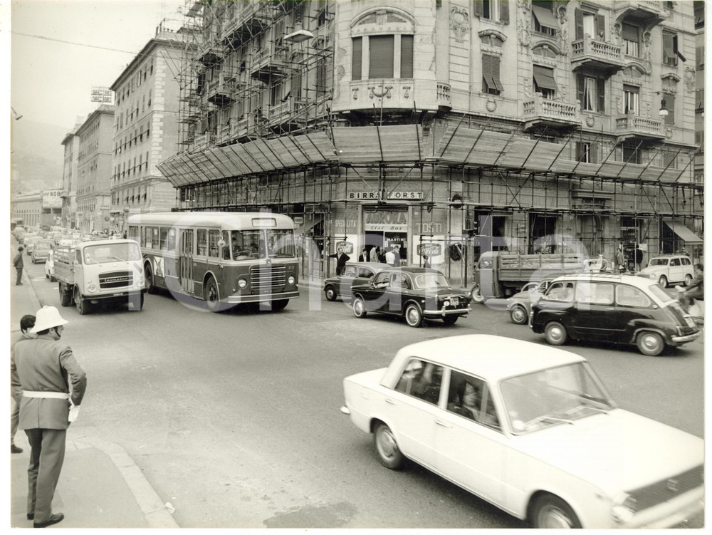 1965 ca GENOVA Vigile urbano dirige il traffico davanti a BAR AURORA *Foto 24x18