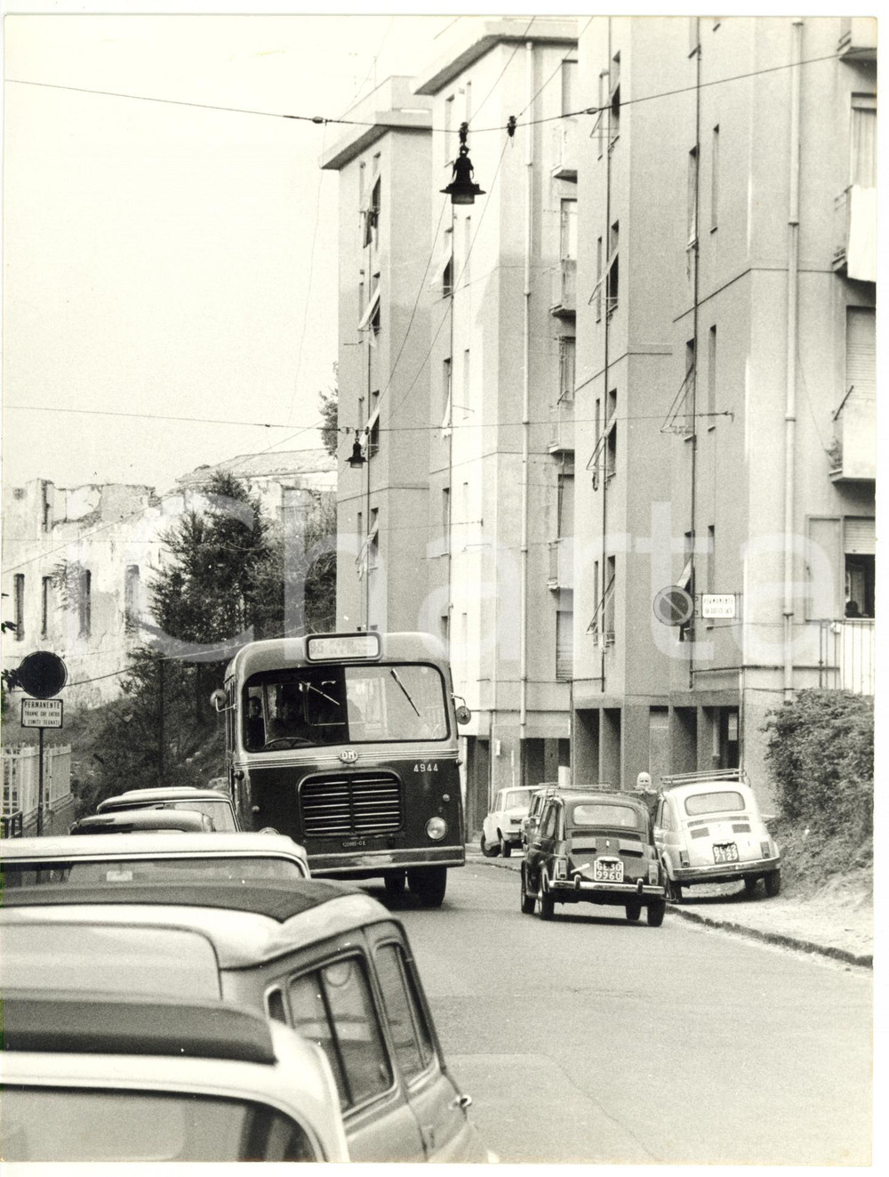 1965 ca GENOVA Autobus 95 nel traffico - Fotografia VINTAGE 18x24