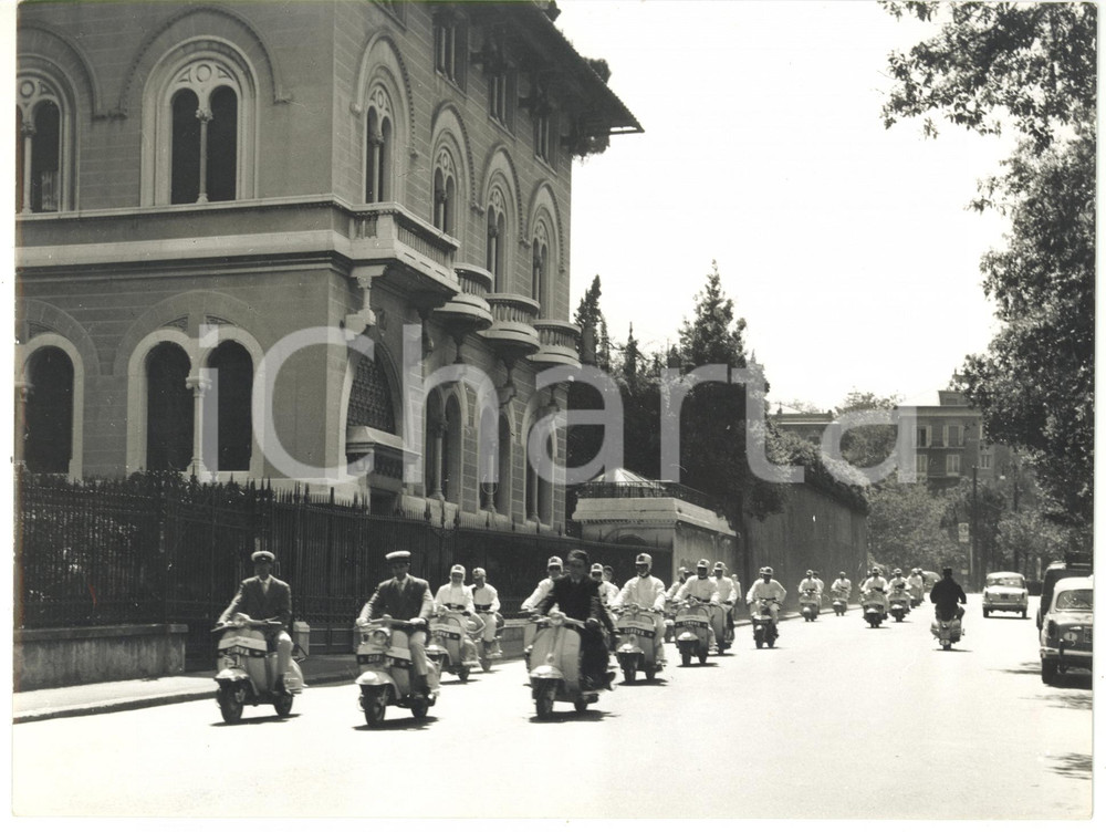 1961 GENOVA 1° Raduno LAMBRETTA Club LANTERNA - Scooter attraversano la città