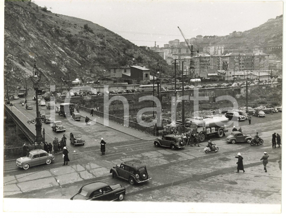 1965 ca GENOVA Vigili urbani dirigono il traffico *Foto VINTAGE 24x18 cm