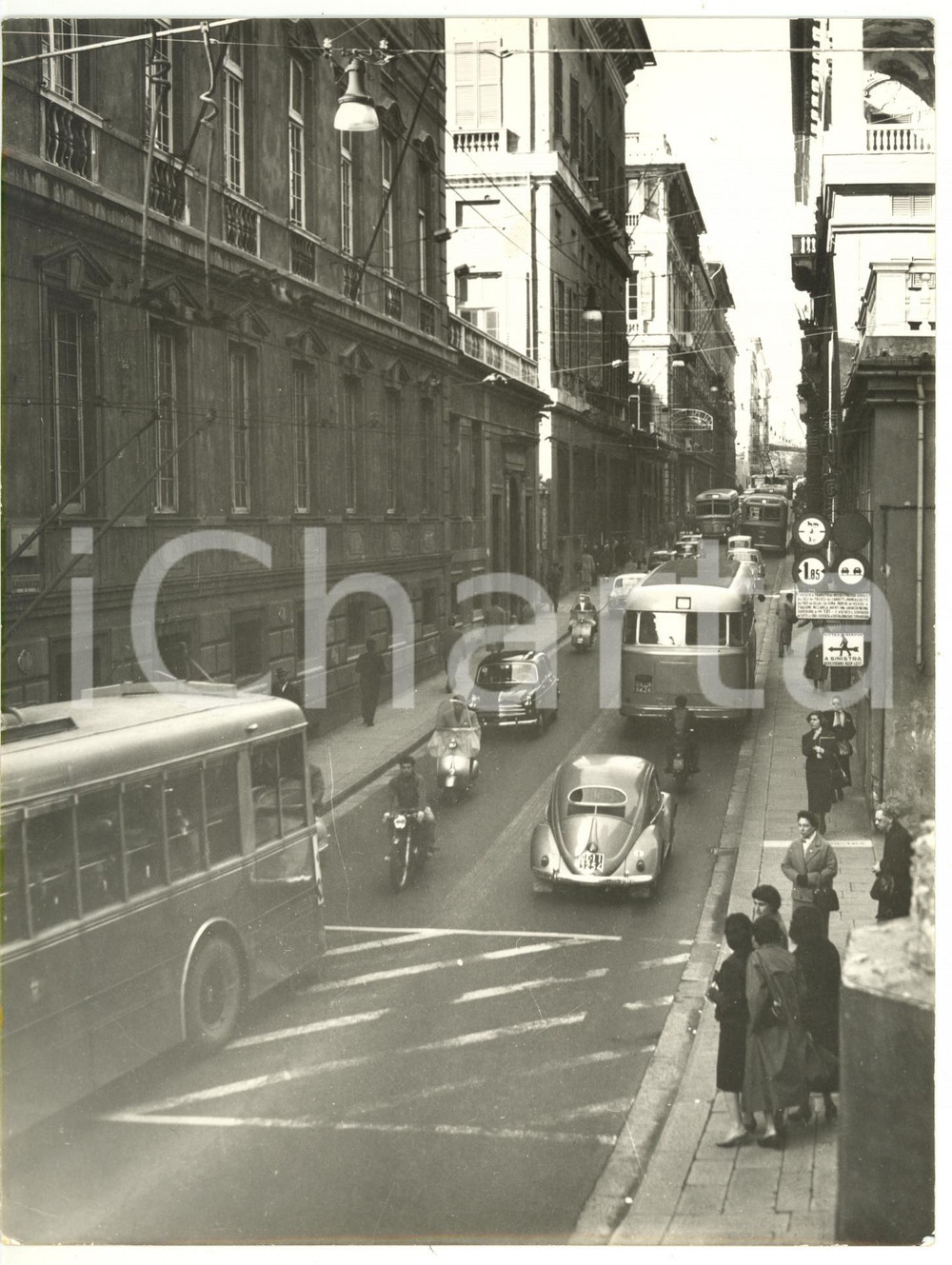 1965 ca GENOVA Autobus nel traffico *Fotografia VINTAGE 18x24 cm