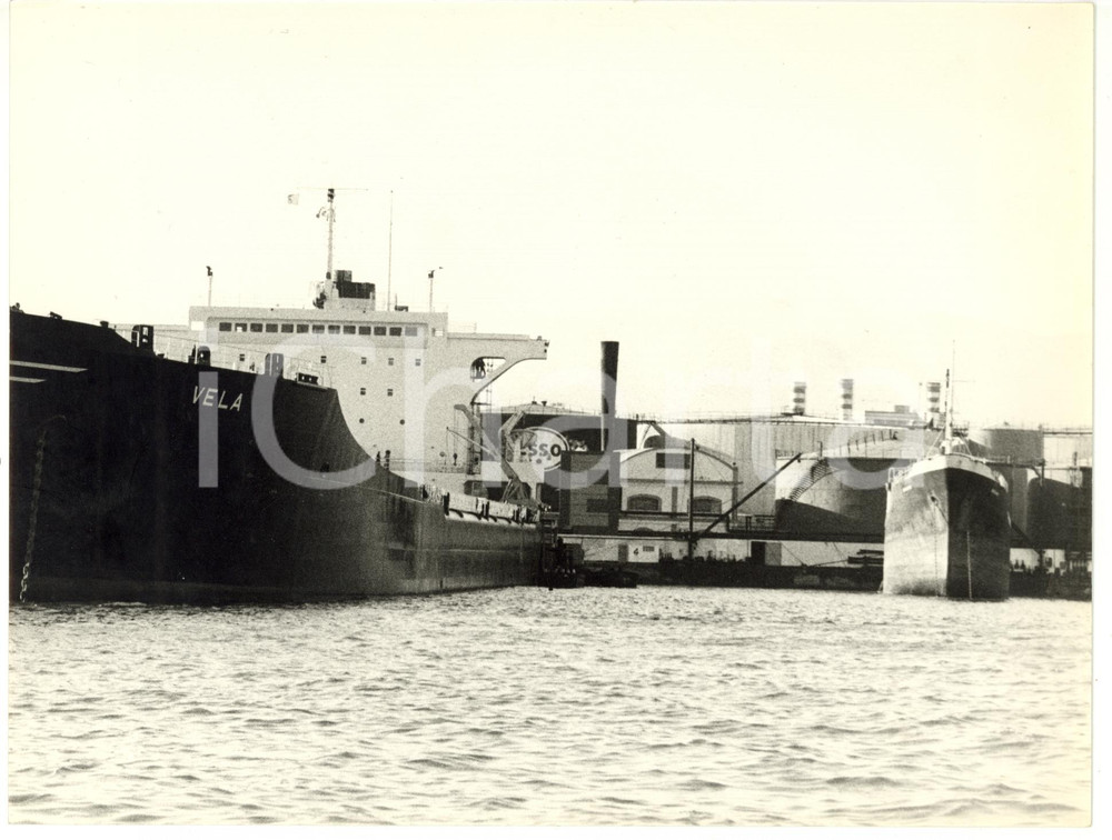 1965 ca PORTO DI GENOVA - Navi attraccate al molo - Pubblicità ESSO *Foto 24x18