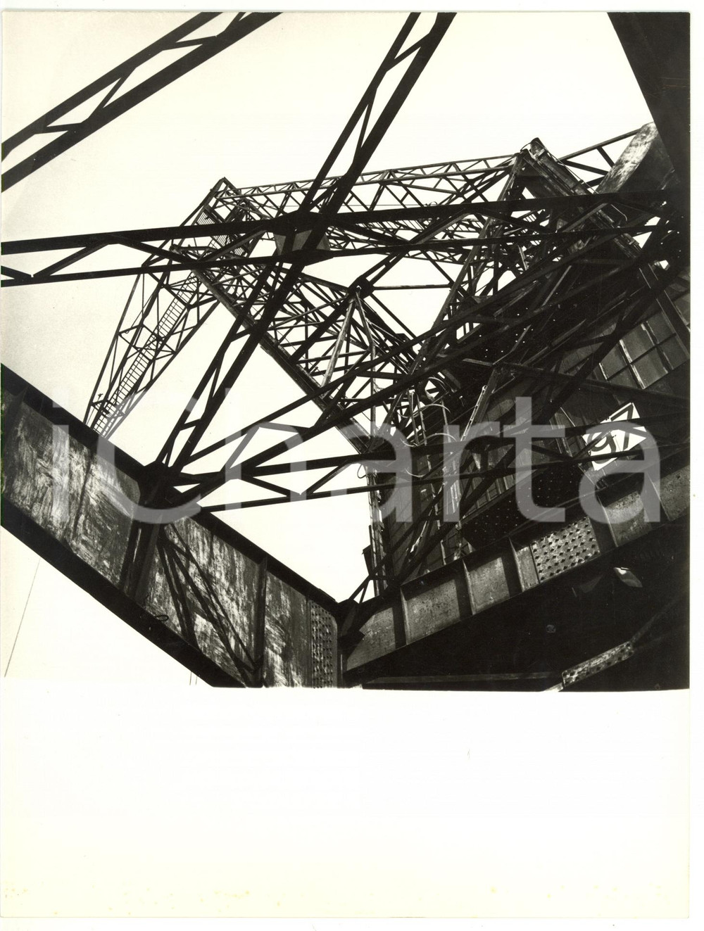 1965 ca PORTO DI GENOVA Veduta di una gru *Fotografia ARTISTICA 18x24