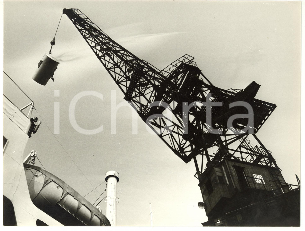 1965 ca PORTO DI GENOVA Veduta di una gru - Fotografia ARTISTICA 24x18