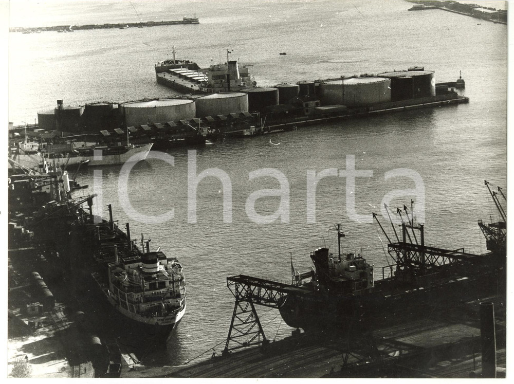 Fotografia d epoca originale 1965 ca PORTO DI GENOVA Veduta panoramica verso il mare Foto VINTAGE 24x18 1