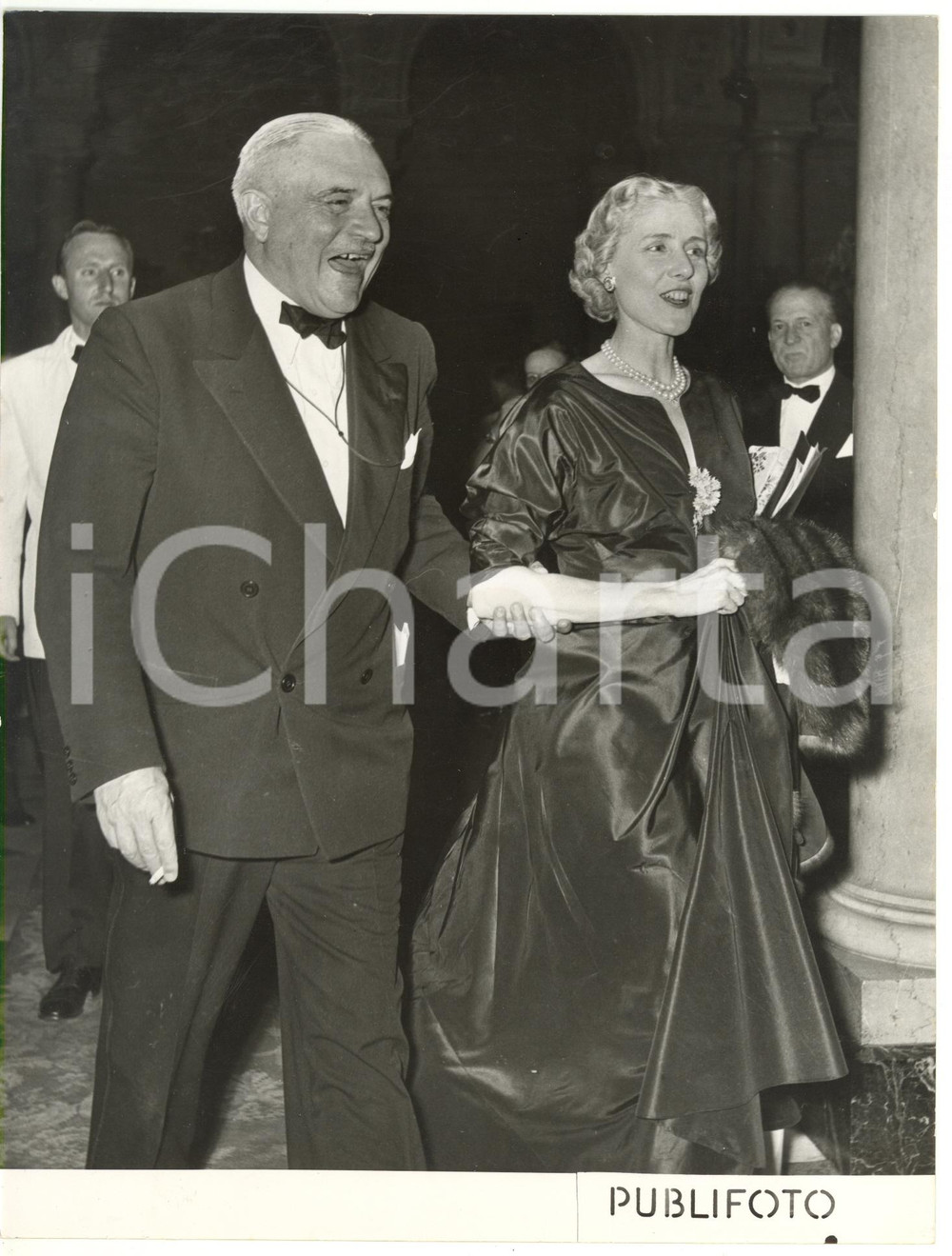 1953 GENOVA Propeller Club - Clare BOOTHE LUCE ambasciatrice USA *Foto 18x24 Fotografia d'epoca. CONDIZIONI: G (ma lieve sovraimpressione al margine inferiore)FORMATO: 18x24 cm    originale e autentica 1