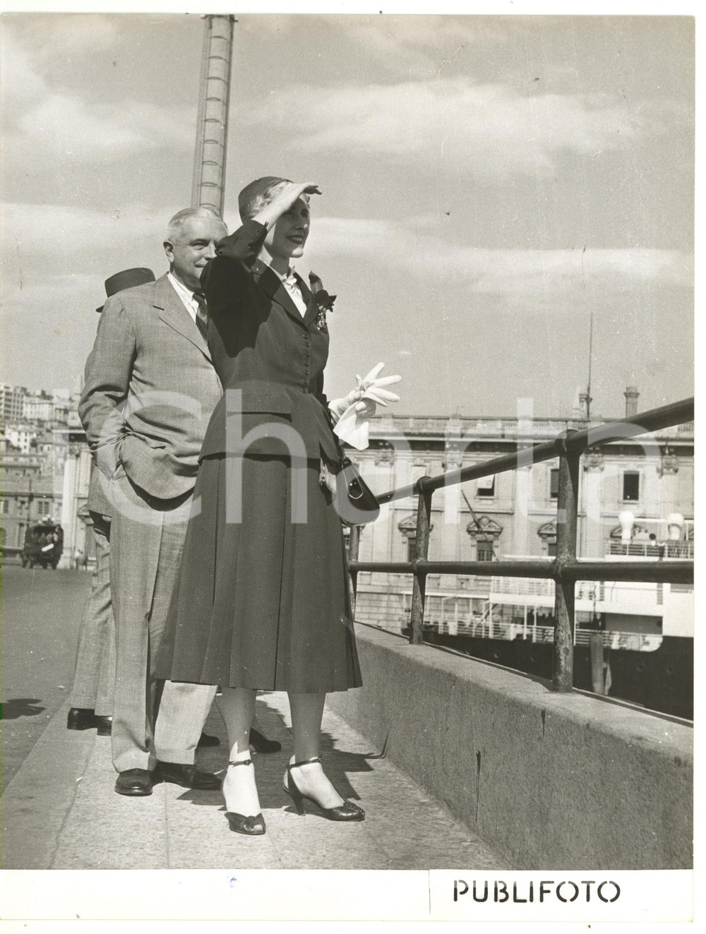1953 PORTO DI GENOVA Clare BOOTHE LUCE ambasciatrice USA - Visita ufficiale Fotografia d'epoca. CONDIZIONI: G (ma lieve sovraimpressione al margine inferiore)FORMATO: 18x24 cm  originale e autentica 1