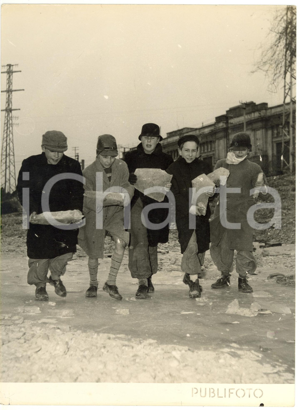 1956 GENOVA Bambini giocano sul torrente BISAGNO ghiacciato *Foto 18x24 cm