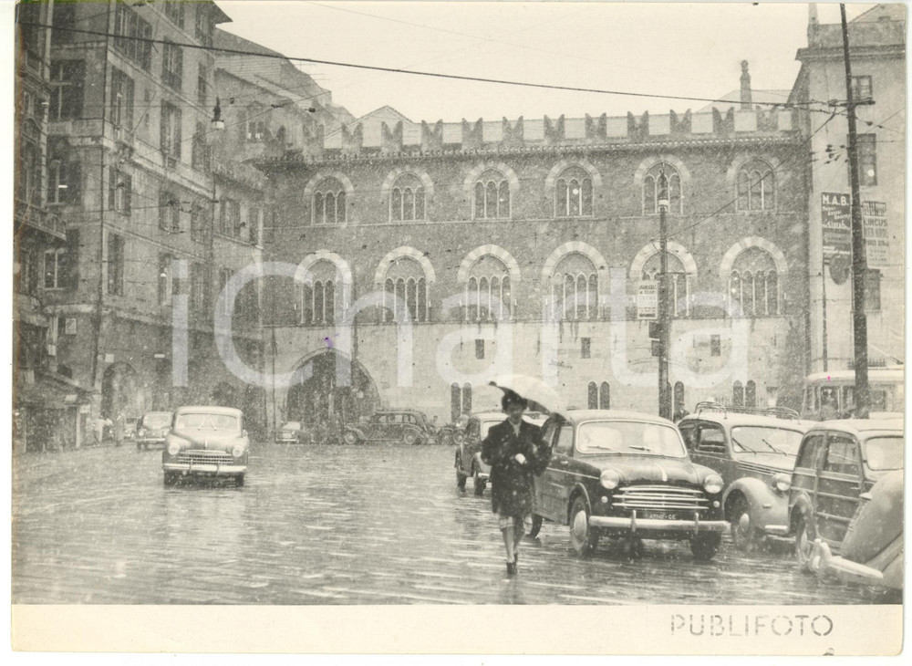 1956 GENOVA Piazza Caricamento sotto una fitta nevicata *Foto VINTAGE 24x18 cm Fotografia d'epoca, con didascalia coeva al verso. CONDIZIONI: FAIR (piegatura all'angolo inferiore sinistro; piccole piegature agli angoli; piccole tracce di inchiostro)FORMATO: 24x18 cm    originale e autentica 1