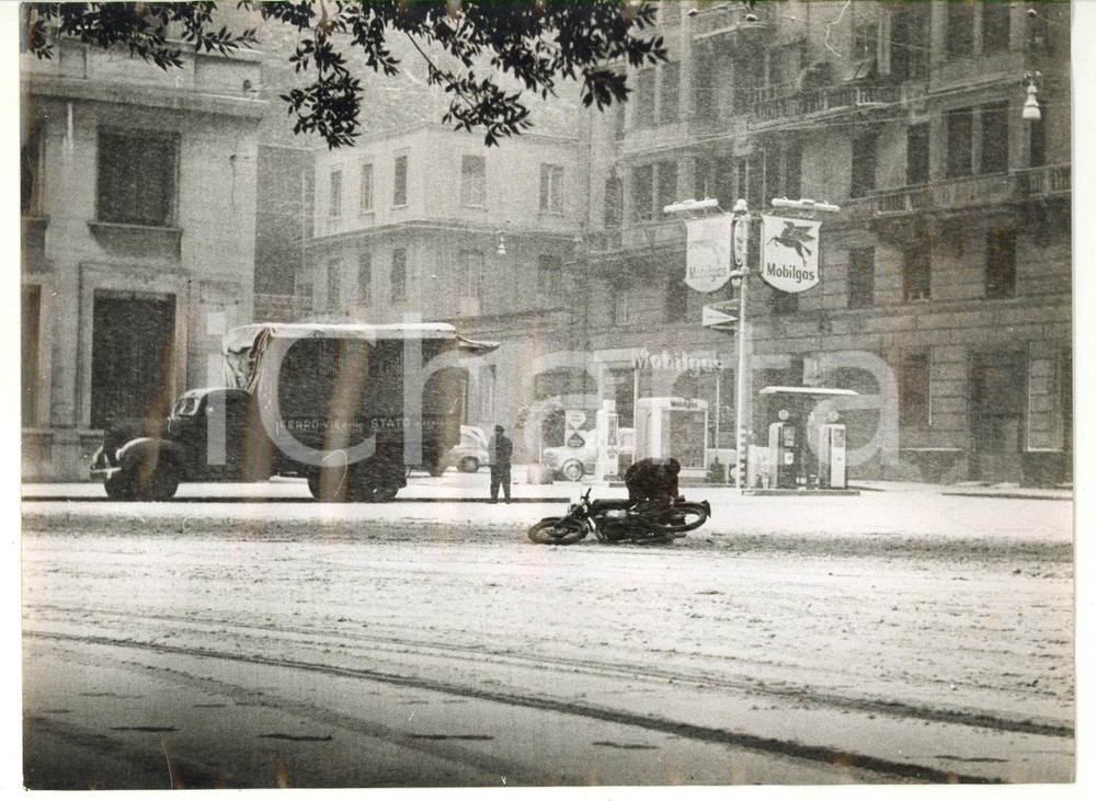 1956 GENOVA Motocicletta cade sulla neve *Fotografia VINTAGE 24x18 cm