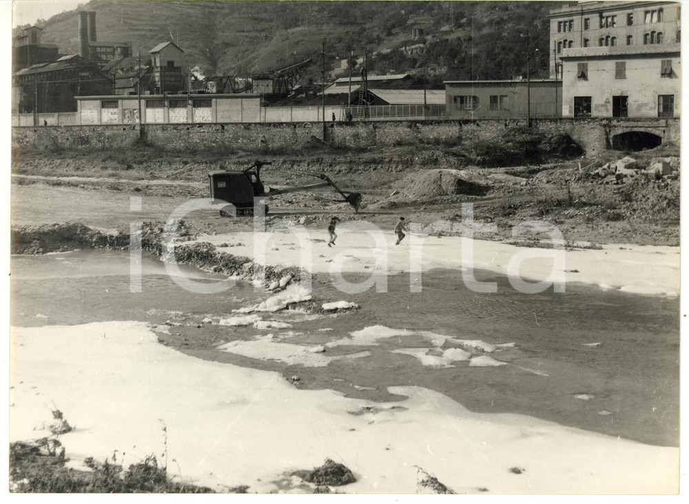 1956 GENOVA Bambini giocano lungo il BISAGNO ghiacciato *Foto 24x18 cm