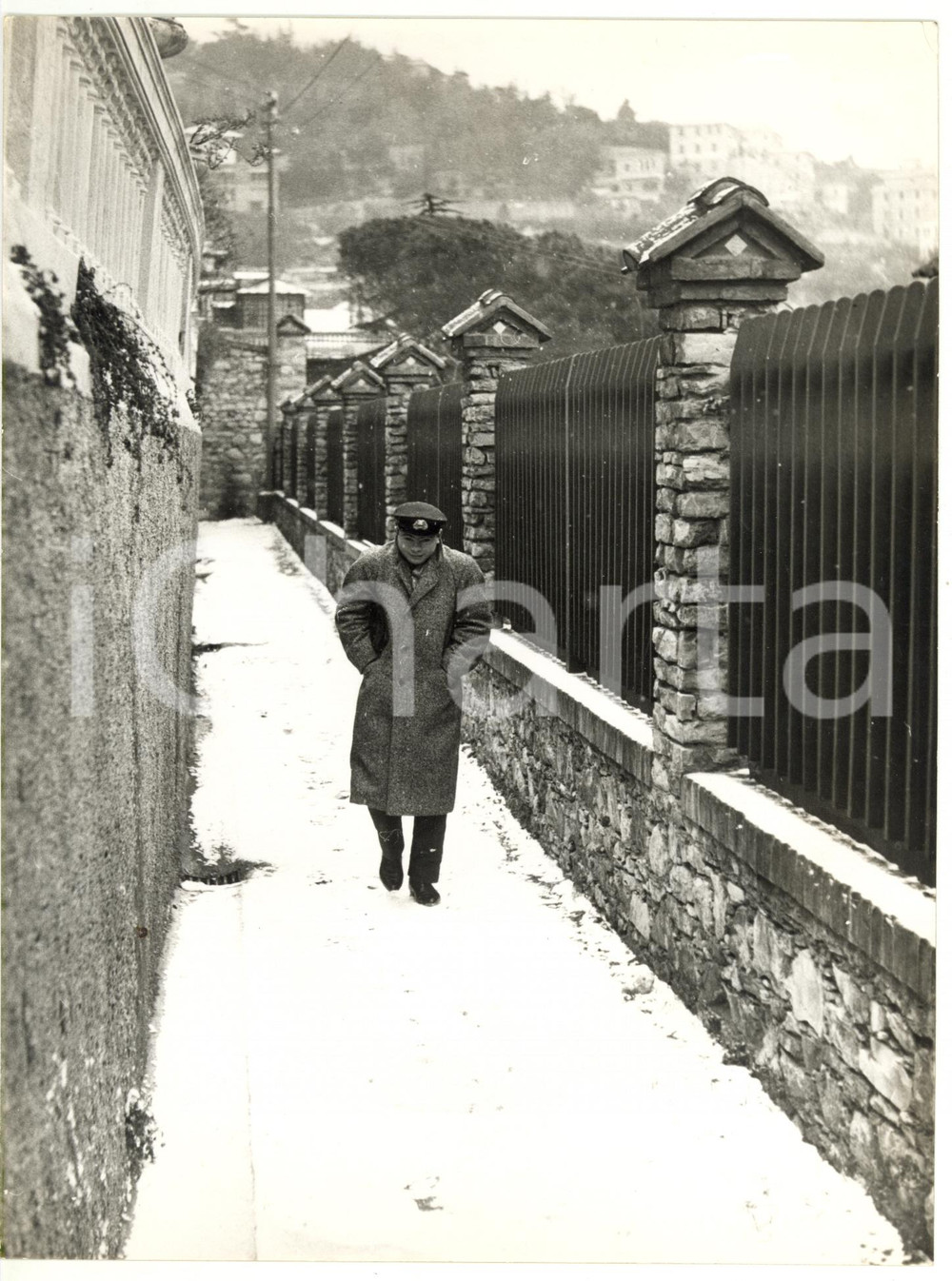 1956 GENOVA Fattorino al lavoro sotto la neve *Fotografia VINTAGE 18x24 cm