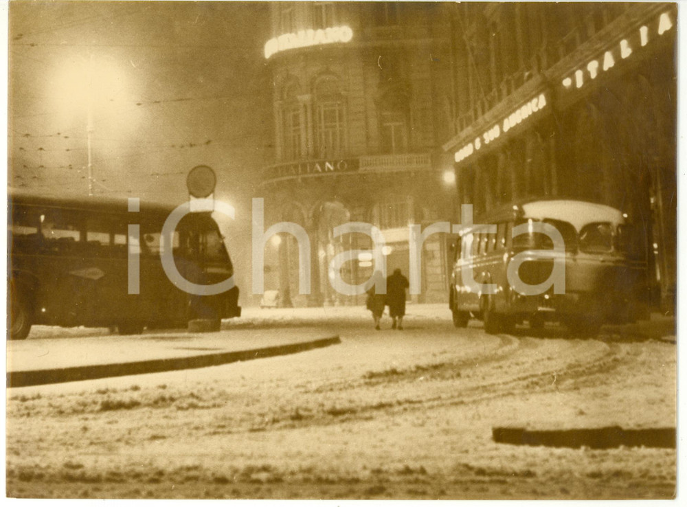 1956 GENOVA Coppia di anziani sotto la neve *Foto VINTAGE 24x18 cm
