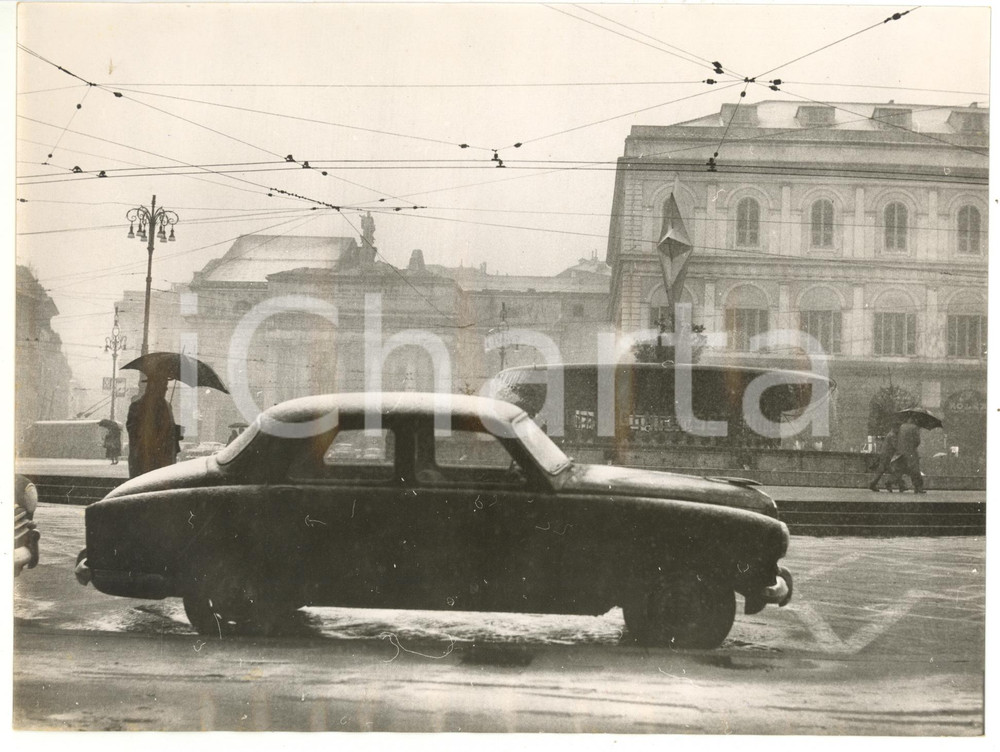 1956 GENOVA Auto parcheggiata in piazza De Ferrari *Foto VINTAGE 24x18 cm